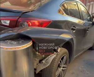 Автоматические парковочные столбики повредили машину на улице Кожевенной