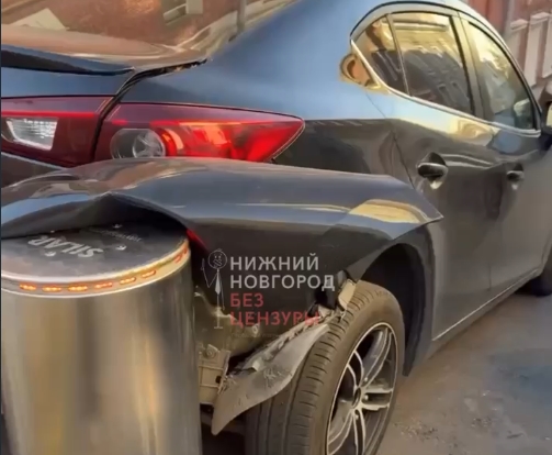 Автоматические парковочные столбики повредили машину на улице Кожевенной