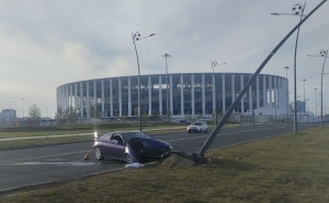 Молодая нижегородка за рулем иномарки снесла столб на Стрелке