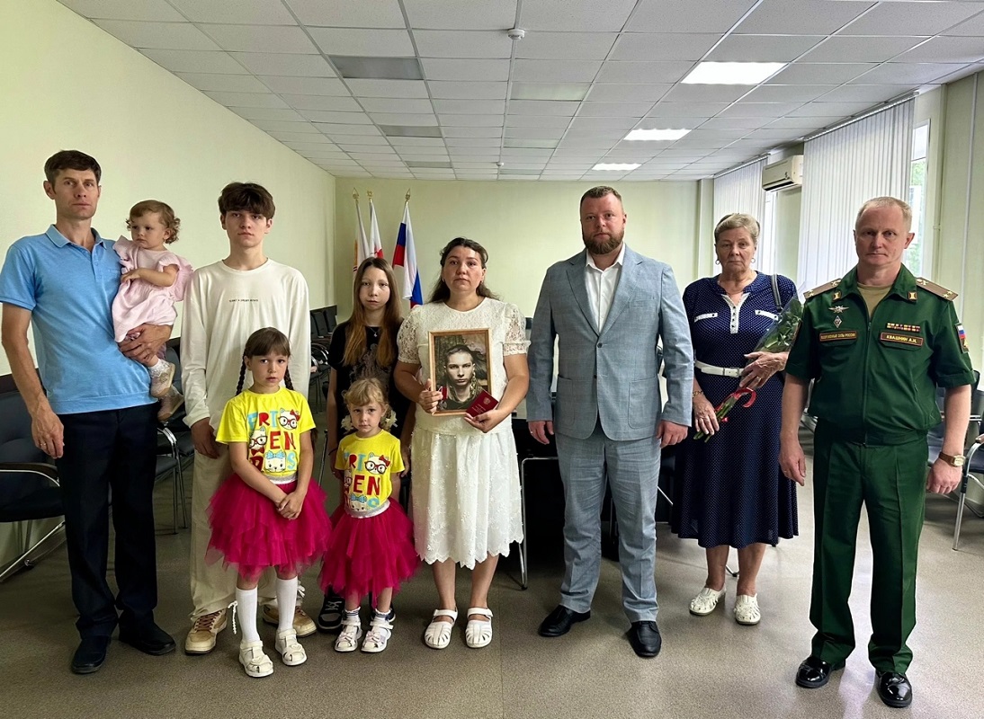 Родителям Антона Комаровского, погибшего на СВО, вручили Орден Мужества