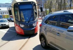 Трамвай стоял на улице Красносельской 2,5 часа из-за оставленной на путях машины