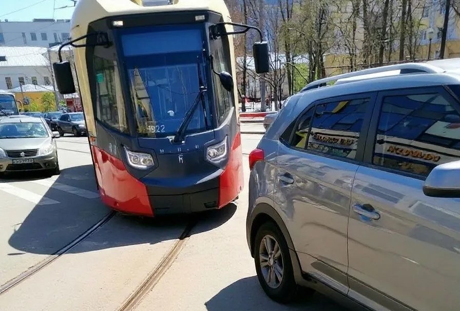 Трамвай стоял на улице Красносельской 2,5 часа из-за оставленной на путях машины