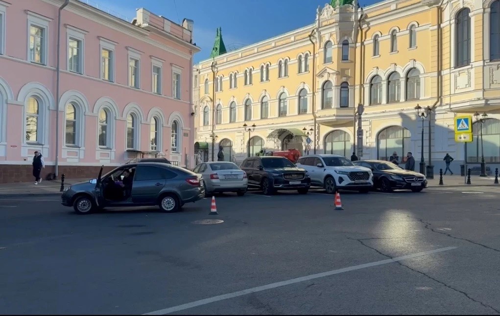 Легковушка сбила женщину на пешеходном переходе в центре Нижнего Новгорода