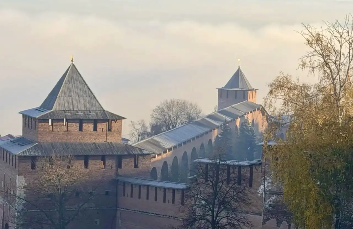 Евгений Люлин поделился фото утреннего тумана над Нижегородским кремлем