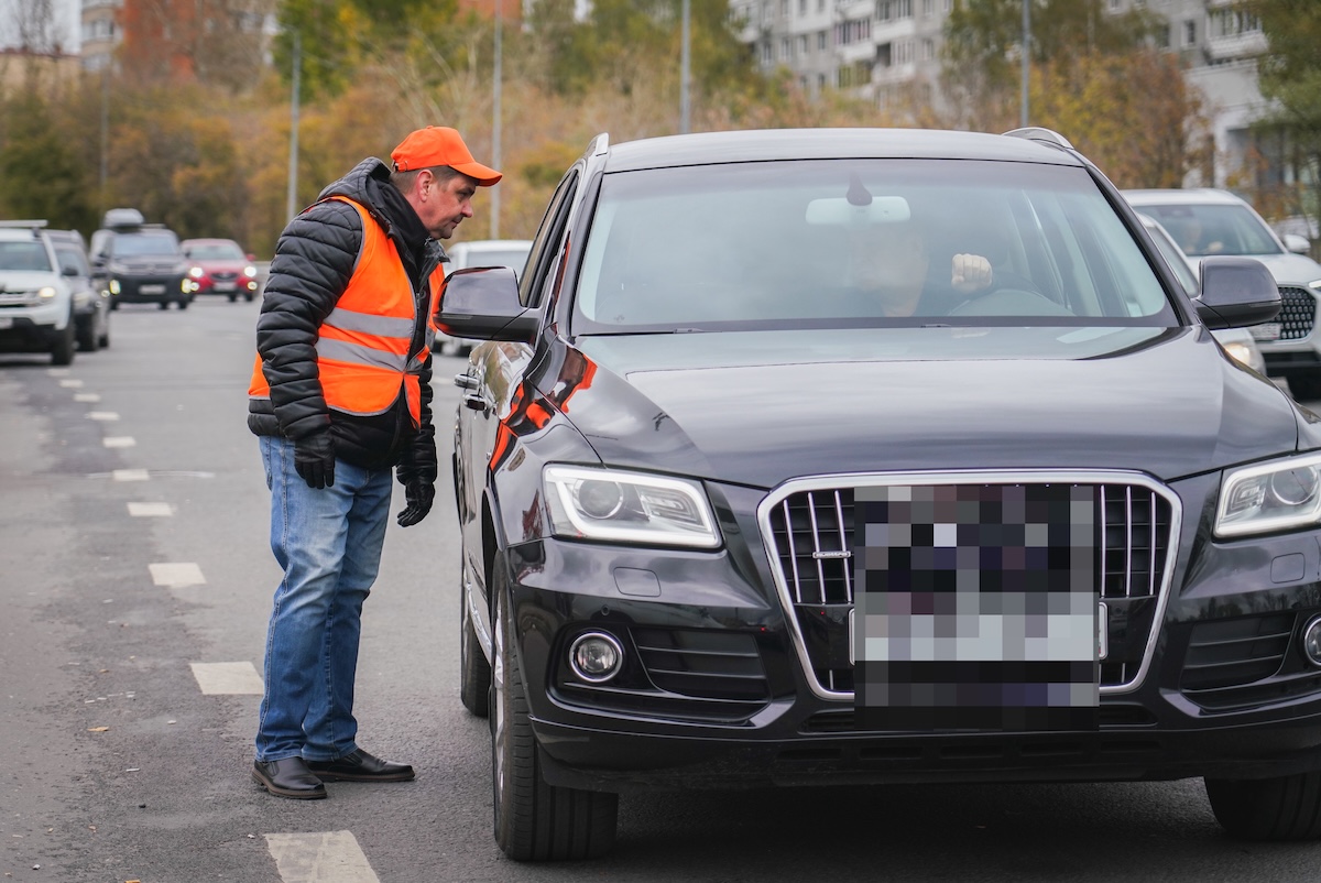 На сетевых АЗС продолжается дежурство муниципальных служащих
