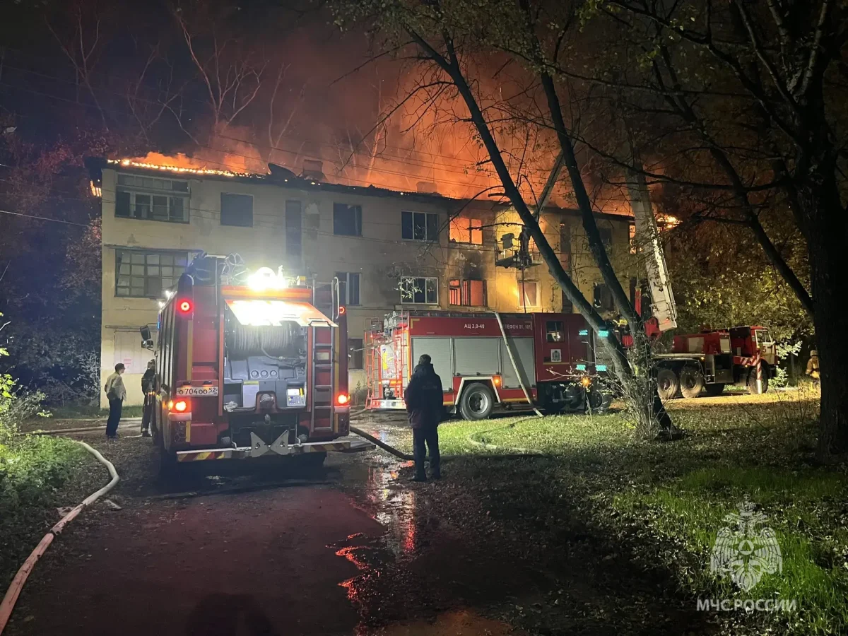 В Нижнем Новгороде потушили крупный пожар в расселенном доме