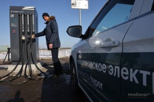 Названы самые популярные электромобили и гибриды в России