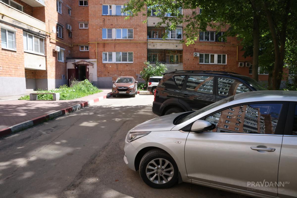 Нижегородцам объяснили, как очистить двор от брошенных автомобилей