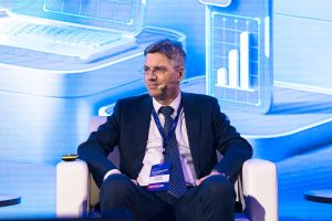 ВТБ допустил ослабление до 90 рублей за доллар к концу следующего года